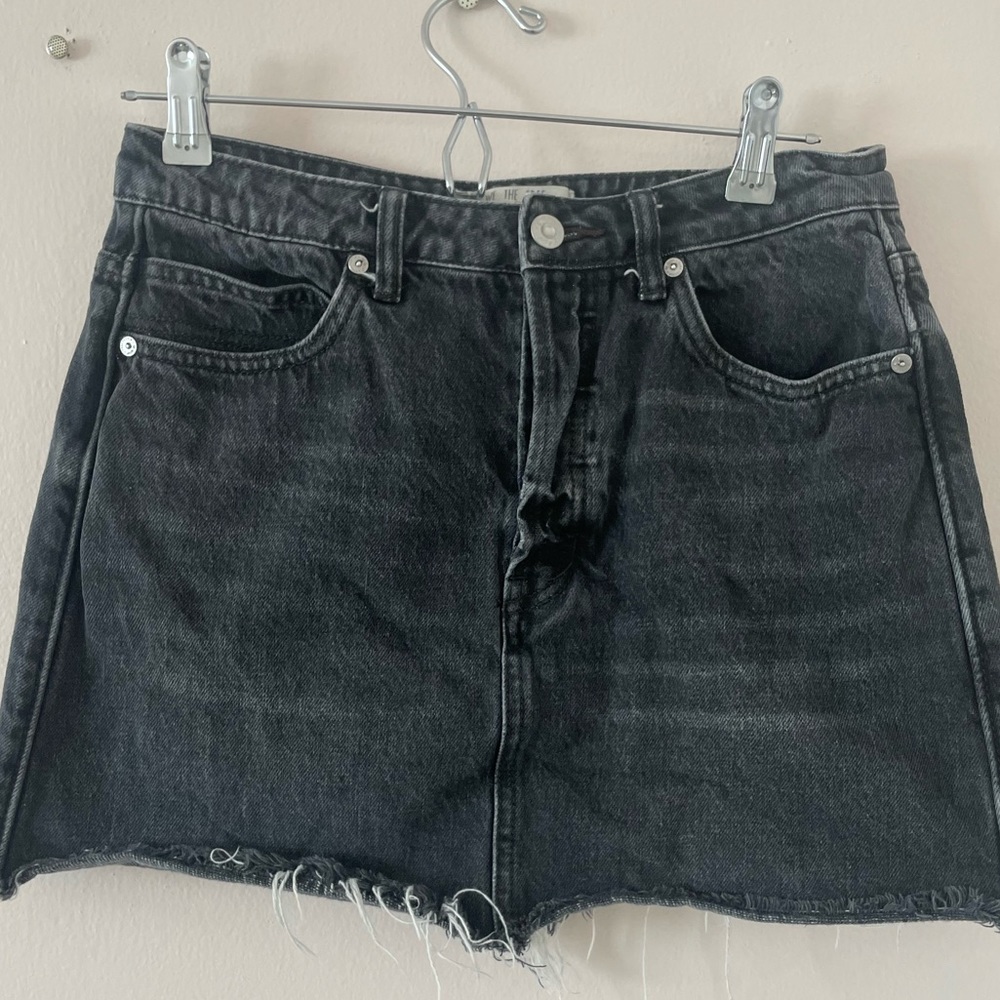 Free People We The Free Black Denim Distressed Button Ripped Mini Skirt Size‎ 28